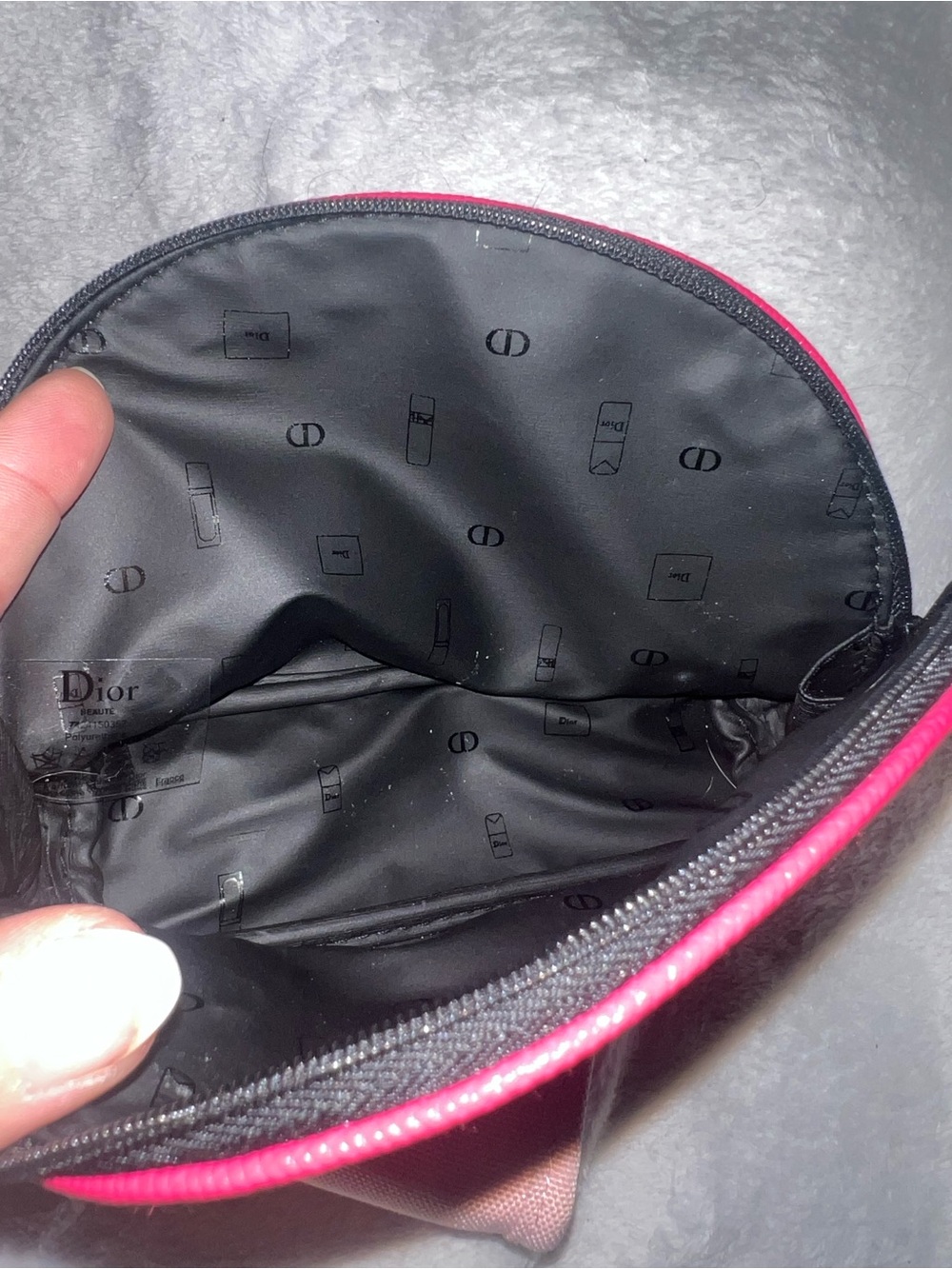 Dior makeup pouches comes with both - Picture 5 of 8